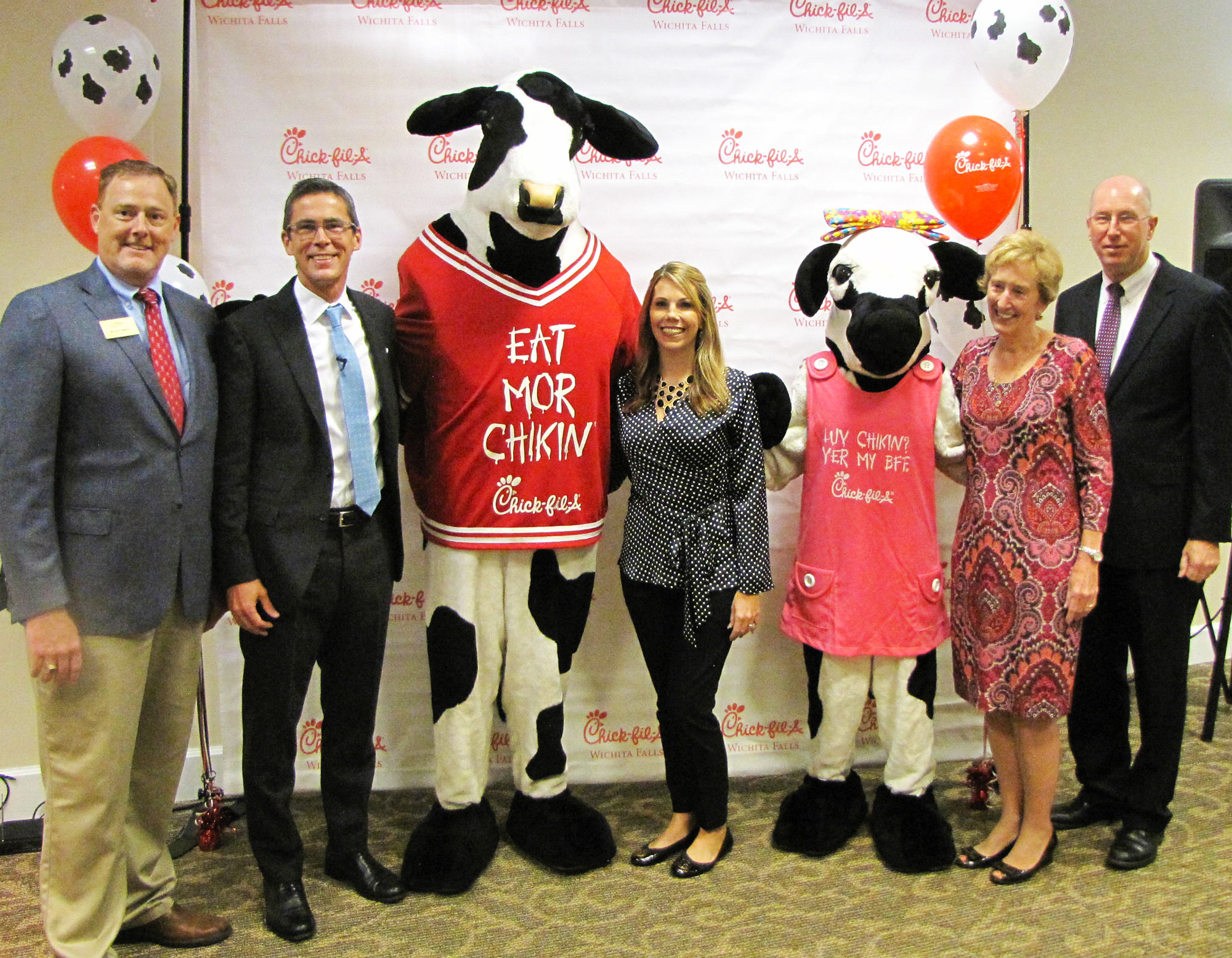 Dr. Scott Manley, Dr. Dwain Cox, Mrs. Mary Beth Leach, Dr. Suzanne Shipley, and Dr. Jeff Stambaugh standing with Chick-fil-A cows at the i.d.e.a.WF luncheon