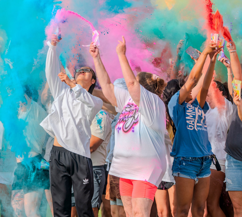 Students tossing colorful powder at the kolor run