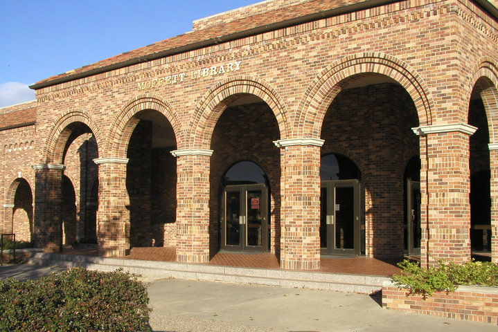 Front entrance to the Moffett Library